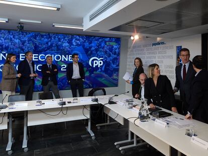 Alberto Núñez Feijóo llega junto a Cuca Gamarra a la reunión del Equipo de Campaña para las próximas Elecciones Municipales y Autonómicas del 28 de mayo, en la sede del PP, este jueves.