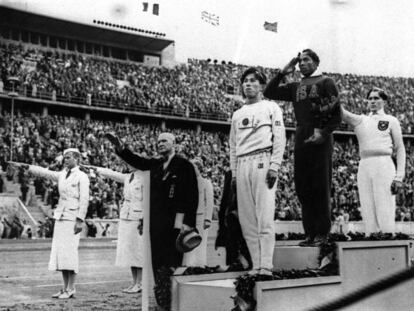 El japonés Jajima, Jesse Owens y el alemán Lutz Long, en el podio (Berlín '36)