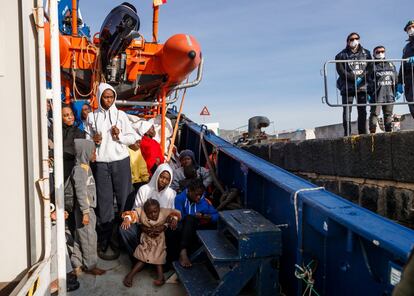 Migrantes rescatados por la organización española SMH se preparan para desembarcar de la nave de rescate 'Aita Mari' en el puerto de Messina, Sicilia (Italia).