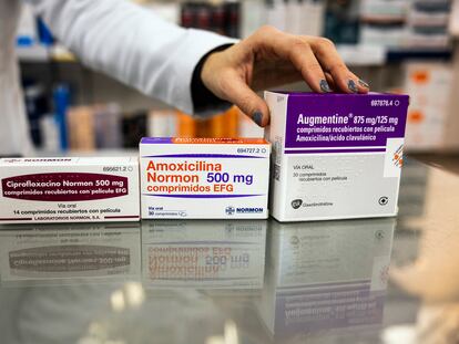 Cajas de antibióticos en una farmacia de Madrid, este viernes.