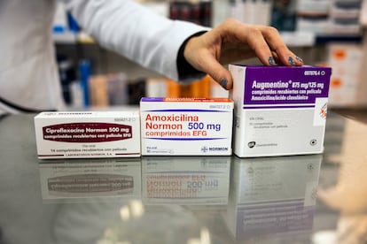 Cajas de antibióticos en una farmacia de Madrid, este viernes.