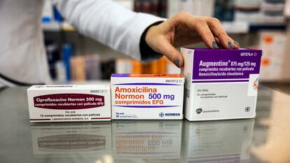 Cajas de antibióticos en una farmacia de Madrid, este viernes.