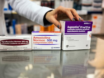 Cajas de antibióticos en una farmacia de Madrid, este viernes.