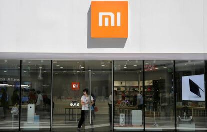 Un cliente sale de una tienda de Xiaomi en Pekín.