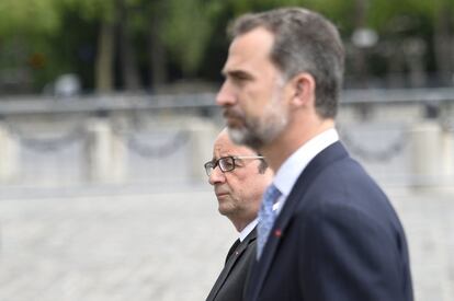 François Hollande y el Rey muestran sus respetos en el homenaje al soldado desconocido. El viaje de Felipe VI y la reina Letizia ha comenzado este martes cuando se cumple un año del anuncio de la abdicación de Juan Carlos I.