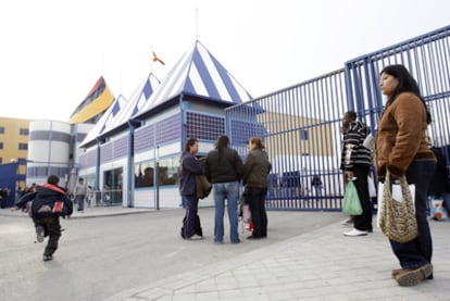 Familiares de inmigrantes detenidos en el Centro de Internamiento de Extranjeros de Aluche (Madrid).