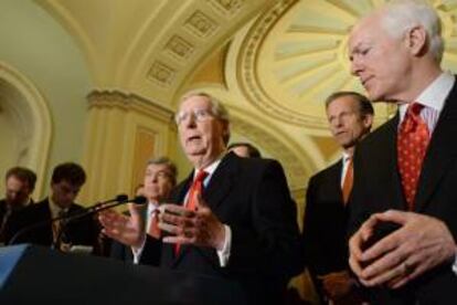 El líder de la minoría en el senado de los Estados Unidos, el republicano Mitch McConnell (i) y el senador republicano por Texas John Cornyn (d) y el senador republicano por Dakota del Sur John Thune (2-d), ofrecen declaraciones a periodistas en el Capitolio en Washington (EE.UU.).