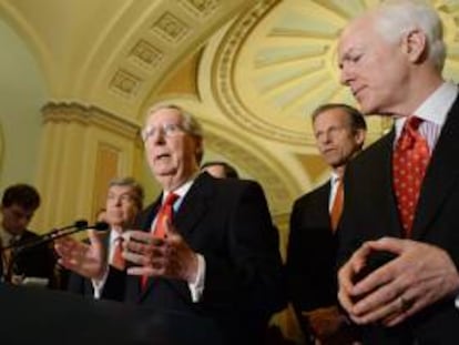 El líder de la minoría en el senado de los Estados Unidos, el republicano Mitch McConnell (i) y el senador republicano por Texas John Cornyn (d) y el senador republicano por Dakota del Sur John Thune (2-d), ofrecen declaraciones a periodistas en el Capitolio en Washington (EE.UU.).