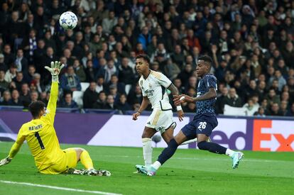 Rodrygo marca el segundo gol del Real Madrid ante Matheus Magalhaes.