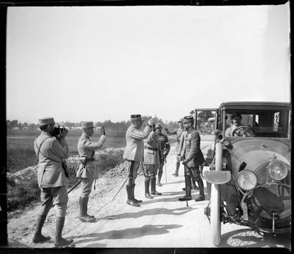 19 de mayo de 1916. El general Gouraud es recibido por el general Paulinier antes de pasar revista a unos destamentos del 6º y 21º Cuerpos de Ejército cerca de la estación de Suippes (nota manuscrita del autor sobre el negativo de vidrio).