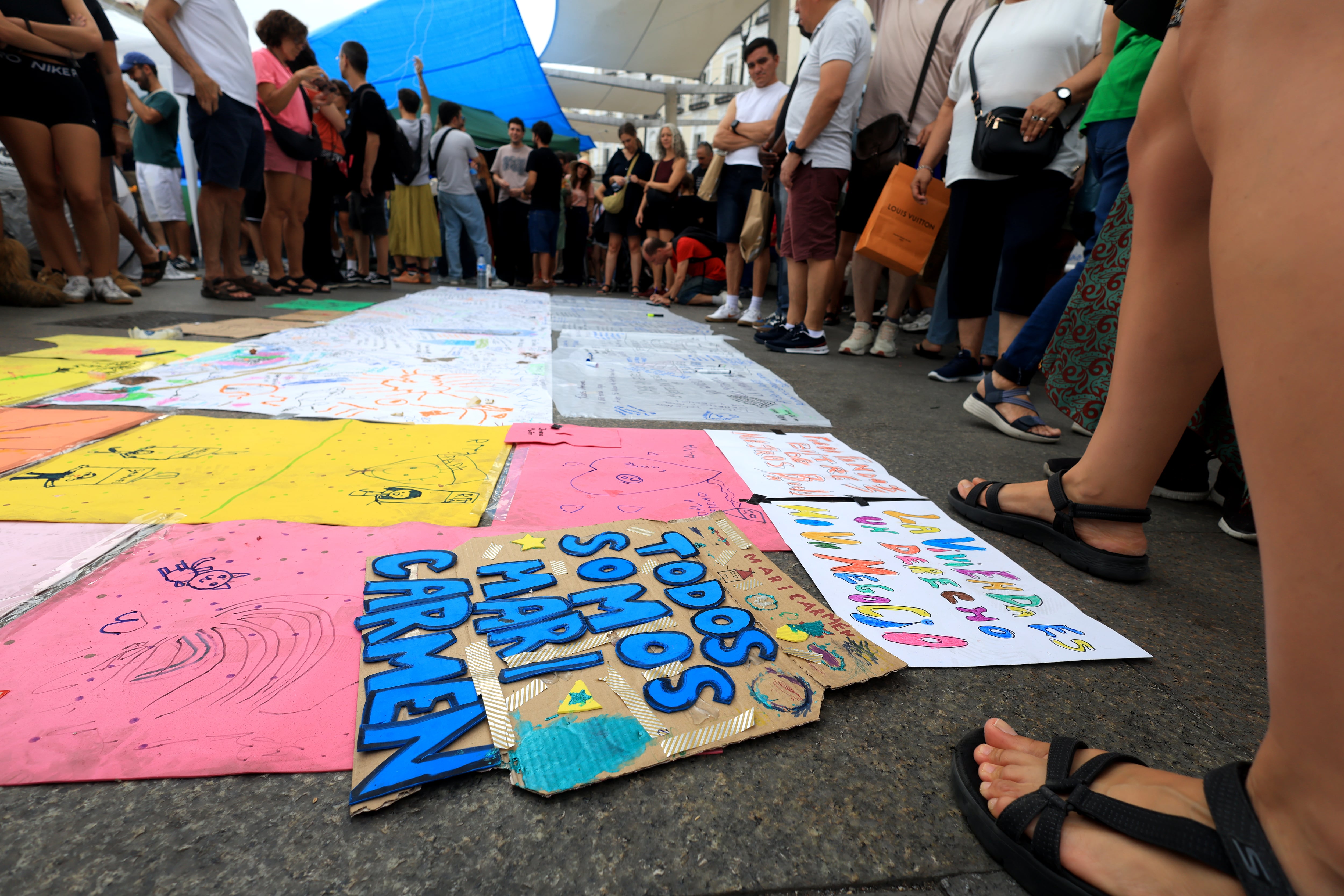 Algunos de los mensajes que están escribiendo los acampados en la Puerta del Sol (Madrid) a Maricarmen.