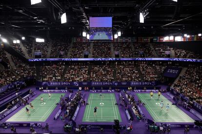 Vista general de la sede olímpica Porte de La Chapelle Aren durante la fase de grupos de la competición de bádminton.