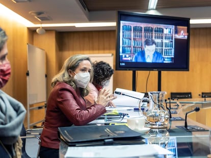 Desde la izquierda: las vicepresidentas cuarta, Teresa Ribera, y segunda, Nadia Calviño, con la portavoz del Gobierno, María Jesús Montero. En la pantalla, el presidente de CEOE, Antonio Garamendi.