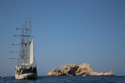 El velero 'Cervantes Saavedra', en las islas Margaritas, dos islotes de la costa de Santa Inés, en Ibiza.