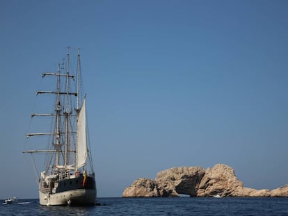 El velero 'Cervantes Saavedra', en las islas Margaritas, dos islotes de la costa de Santa Inés, en Ibiza.  
 