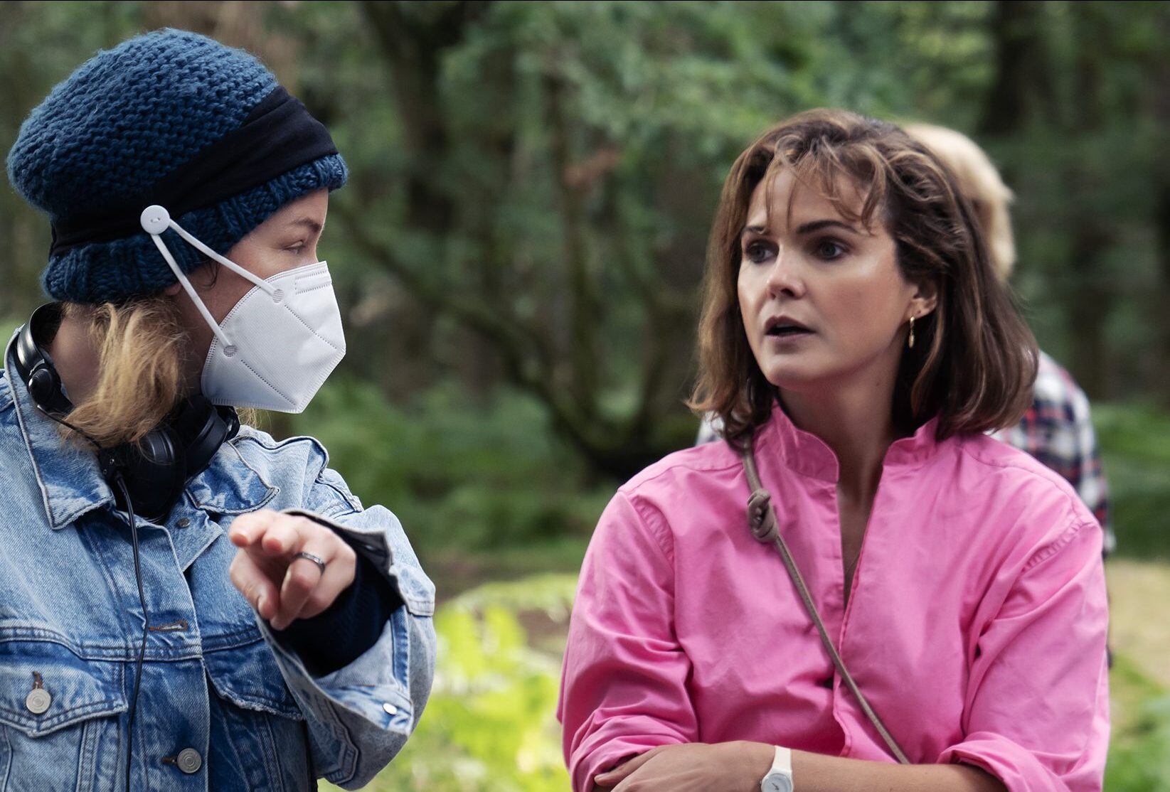 Elizabeth Banks y Keri Russell, en el rodaje de 'Oso vicioso'.