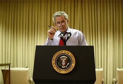 El presidente de EE UU, George W. Bush, prepara su discurso sobre el estado de la Unión.