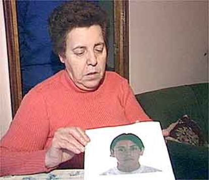 María Igualador, abuela del chico de 15 años asesinado en Fuenlabrada, mostraba ayer la foto de su nieto.