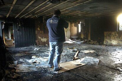 Un policía inspecciona los daños en una mezquita incendiada ayer en la localidad holandesa de Helden.