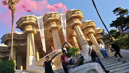 Un noi i una noia, encadenats al drac del Park Güell.