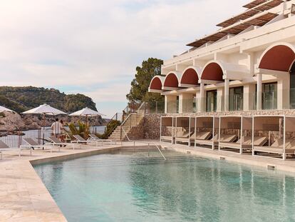 Piscina del hotel Cala San Miguel, propiedad de HIP y operado por Barceló con la marca HIlton.