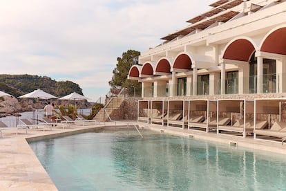 Piscina del hotel Cala San Miguel, propiedad de HIP y operado por Barceló con la marca HIlton.