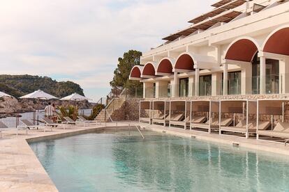 Piscina del hotel Cala San Miguel, propiedad de HIP y operado por Barceló con la marca HIlton.