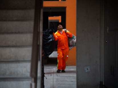 Juan Cruz Ubaldo, barrendero voluntario, durante su recorrido en una unidad habitacional en la alcaldía Iztapalapa, en Ciudad de México.
