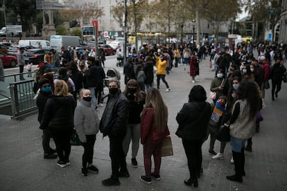 Cola ante una tienda de la plaza de Catalunya de Barcelona, el pasado lunes.