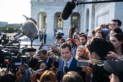 Matt Gaetz, el republicano del ala radical que impulsó la moción para destituir al presidente de la Cámara de Representantes, Kevin McCarthy, rodeado de periodistas ante el Capitolio, el 3 de octubre.