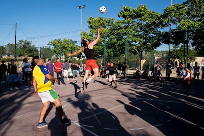 Un partido de ecuavóley en Madrid, en el que familiares y amigos se reúnen para disfrutar de un día al aire libre.