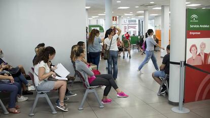 Varias personas esperan turno la oficina de empleo en Dos Hermanas (Sevilla) el pasado octubre.