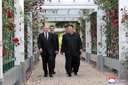 El presidente ruso, Vladímir Putin, y el líder de Corea del Norte, Kim Jong-un, durante la visita del primero a Pyongyang, en una imagen divulgada el 20 de junio. 