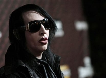 La gripe A no hace distinciones. Cualquiera puede contagiarse. Marilyn Manson es el último rostro conocido que ha anunciado que estar infectado por el virus. A través de su MySpace el cantante ha admitido entre bromas estar enfermo, aclarando que las mujeres con las que ha estado no han tenido nada que ver en su contagio.