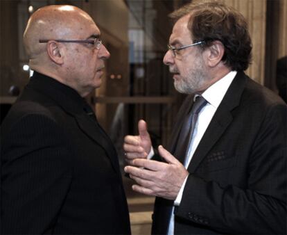 El consejero delegado del grupo Prisa, Juan Luis Cebrián, charla con el presidente del Senado, Javier Rojo, en la ceremonia de los Premios Ortega y Gasset