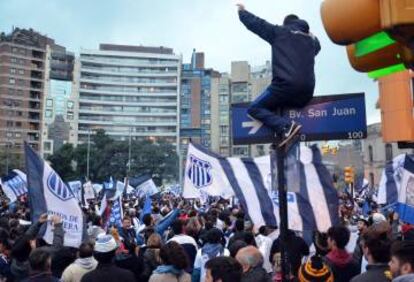 Simpatizantes de Talleres celebran el histórico ascenso en el centro de la ciudad.