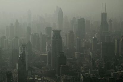 Vista aérea de Shanghai cubierta por una bruma de contaminación.