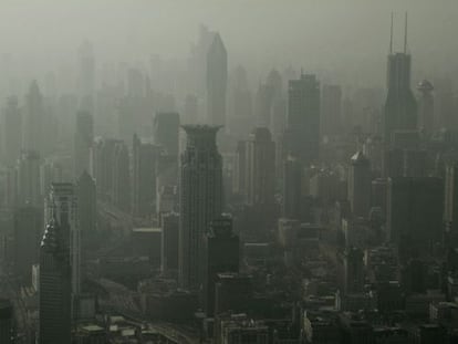 Vista aérea de Shanghai cubierta por una bruma de contaminación.