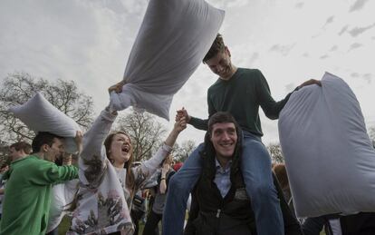 Participantes se golpean durante la celebración en Kennington Park, Londres (Reino Unido).