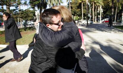 Carmen, la madre en huelga de hambre, abraza a Sergio, un compañero de su hijo en el centro ocupacional, al desconvocar la protesta