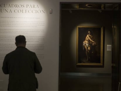 Un visitante en la muestra 'Cuadros para una colección', en el nuevo centro cultural de la Fundación Cajasol en Sevilla. A la derecha, 'Jesús atado a la columna' (hacia 1670), de Valdés Leal