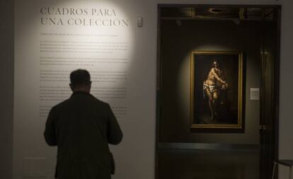Un visitante en la muestra 'Cuadros para una colección', en el nuevo centro cultural de la Fundación Cajasol en Sevilla. A la derecha, 'Jesús atado a la columna' (hacia 1670), de Valdés Leal