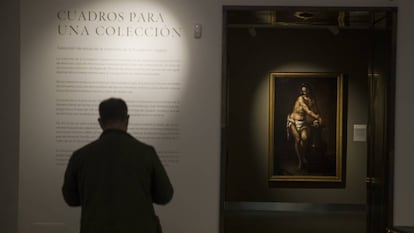 Un visitante en la muestra 'Cuadros para una colección', en el nuevo centro cultural de la Fundación Cajasol en Sevilla. A la derecha, 'Jesús atado a la columna' (hacia 1670), de Valdés Leal