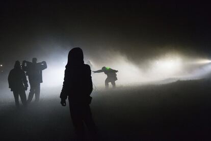 Activistas medioambientales se enfrentan a la policía durante el desalojo de un campamento en Notre Dame des Landes (Francia).