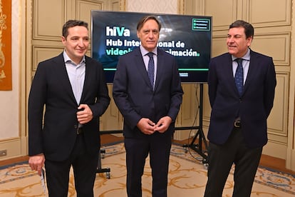 Juan Manuel Corchado (left), with the mayor of Salamanca, Carlos García Carbayo (center), and the chief of economic affairs of the regional government of Castilla y León, Carlos Fernández Carriedo, on March 18.