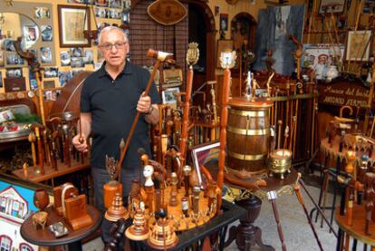 Antonio Hermida muestra los bastones que expone en la casa de El Clavel del barrio ferrolano de Canido.