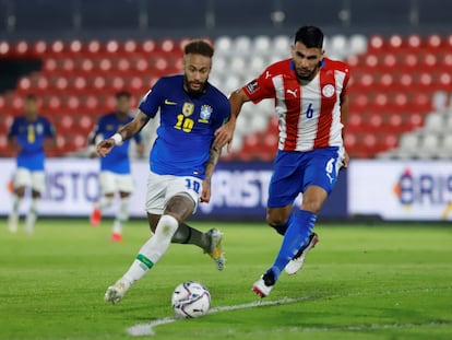 O paraguaio Júnior Alonso disputa a bola com Neymar.