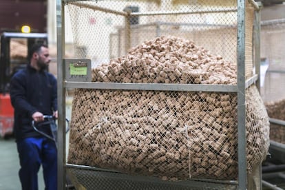 Fabrica de tapones de corcho para vino y cava Oller de la provincia de Girona. 