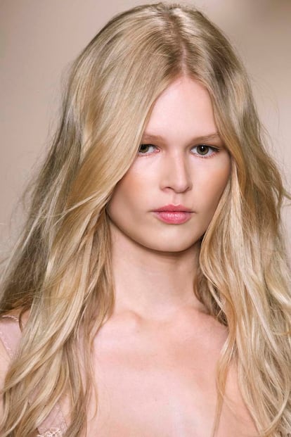 Las ondas surferas, la mejor opción para las melenas largas como la de Anna Ewers.