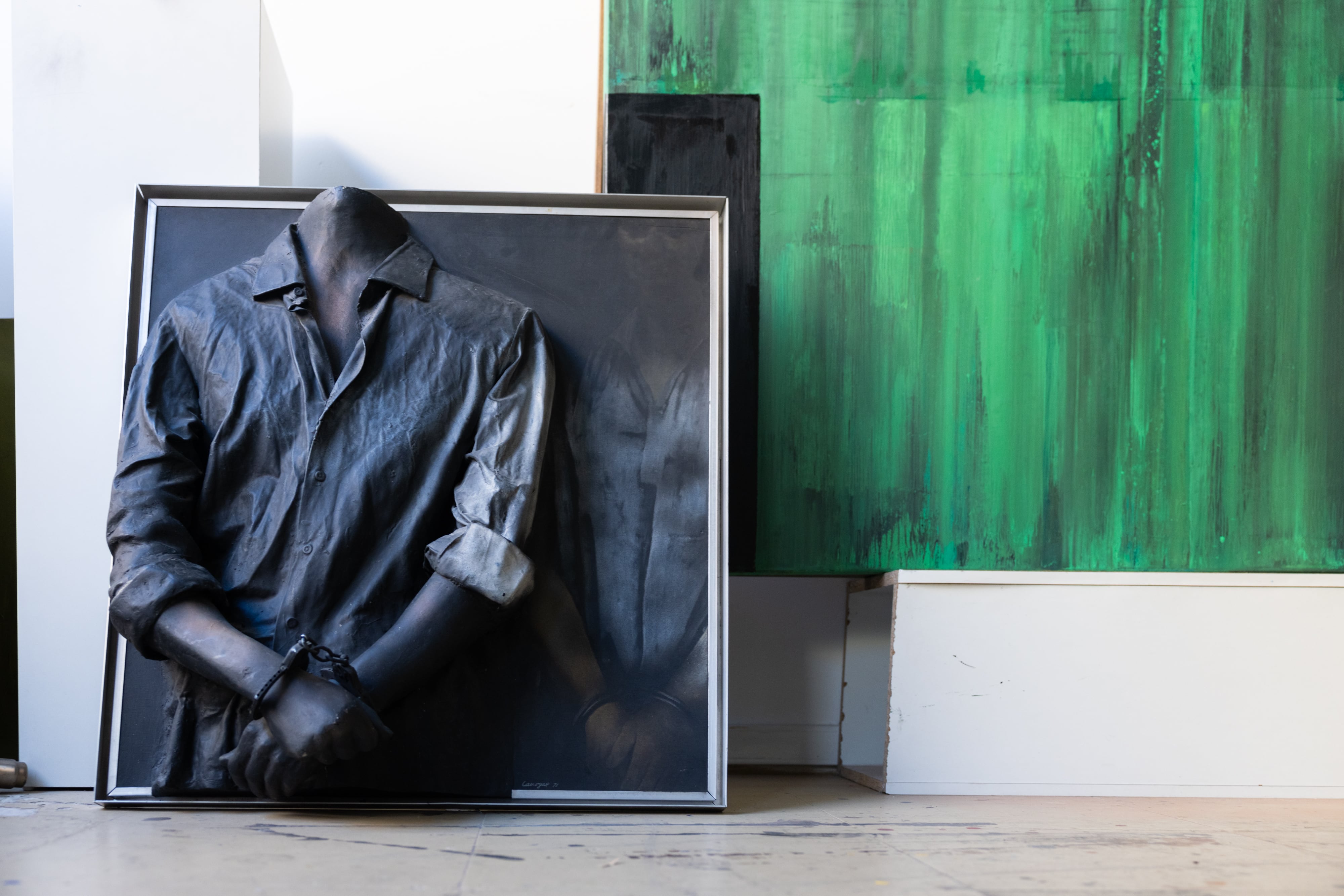 Piezas de Canogar, en su estudio de Madrid.